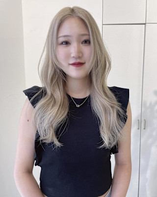 【rizu】#ホワイトブロンド #レイヤーカット