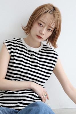 外はねボブ　ミニボブ　ベージュカラー