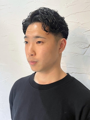 アップバング　センターパート　ダウンパーマ　スキンフェード