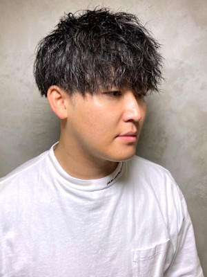 ツイストスパイラルパーマ　ツーブロックマッシュ　束感