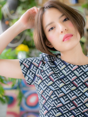 前下がりボブ小顔くせ毛風大人センターパート　アースカラー