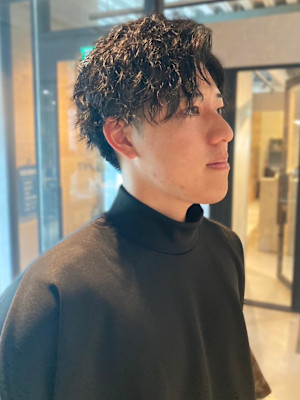 アップバング　ツーブロック　ツイストスパイラルパーマ　好印象