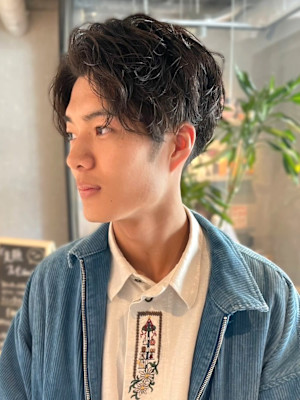 ツーブロック　センターパート　20代30代　束感　グレージュ