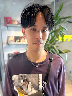 束感　黒髪　センターパート　ツイストパーマ　メンズショート