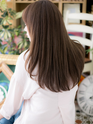 オリーブグレージュ前下がりレイヤーロング　グレージュアッシュ