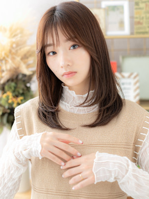 透け感カーキベージュ小顔ミディアムレイヤー　アッシュオリーブ