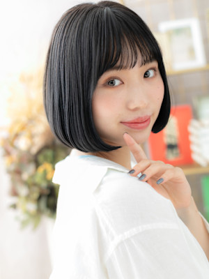 黒髪艶カラー内巻きワンカールナチュラルボブ　ぱっつん前髪