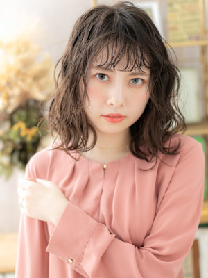 オン眉シースルーバングくせ毛風ウェットヘア　グレージュカラー