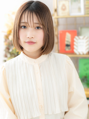 ツヤ髪シルキーベージュ切りっぱなしボブディ　ハイトーンカラー