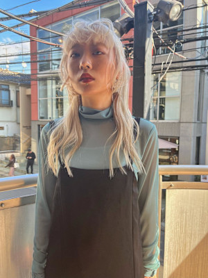 レイヤーカット　ホワイトブロンド　ホワイトカラー