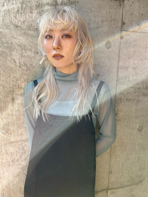 レイヤーカット　ホワイトブロンド　ホワイトカラー