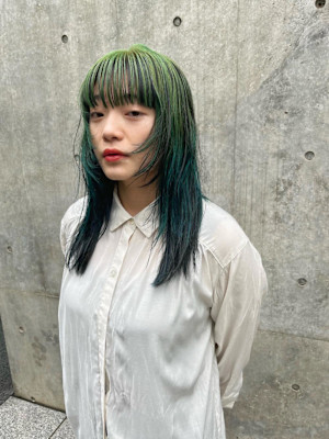 レイヤーカット　ウルフカット　グリーンカラー　ローライト