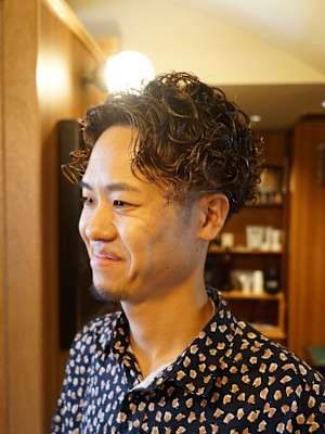 強めのパーマスタイル