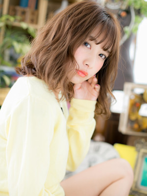 大人可愛い外国人風ハイライトエアリーミディ　シルキーベージュ