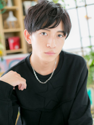 黒髪サイドグラデーション無造作ショート　ネイビーブラック