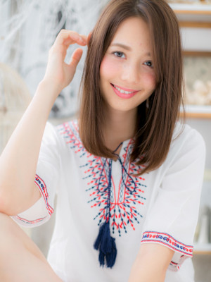 アシンメトリー艶カラー大人かわいい前下がり　グレージュカラー