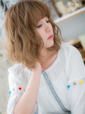 大人可愛いハイライトカラーくせ毛風小顔ボブ　ハイトーンカラー