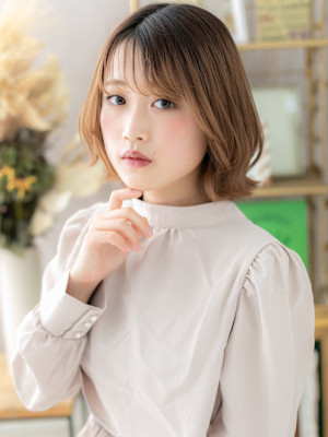 外国人風イヤリングカラーくびれショートボブ　ハイトーンカラー