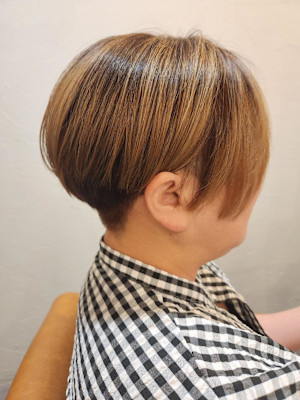 ツーブロック、前下がり、ハイトーンカラー