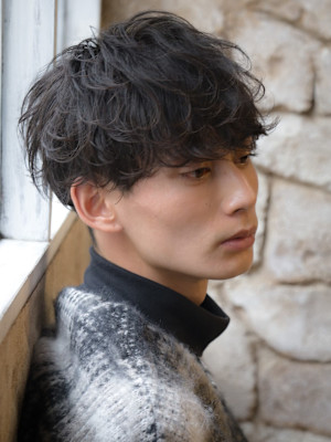 スーツ短髪ツーブロック束感モテる黒髪シークレットパーマ流行