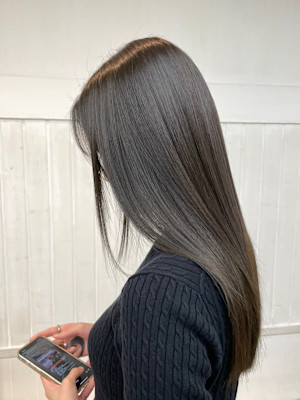 大人レイヤーロンググレーベージュ黒髪アッシュブラック渋谷艶髪