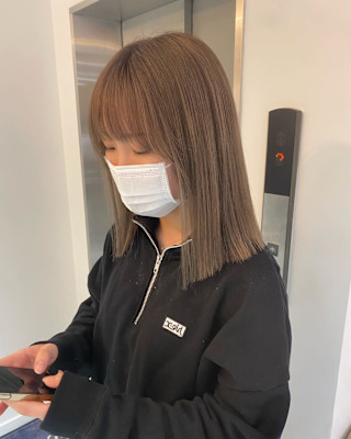 ぱつっとライン韓国風艶髪ミディアム赤み消しベージュ渋谷道玄坂