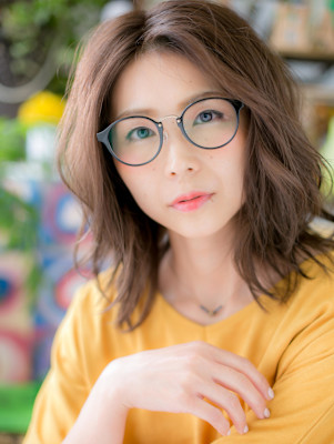 大人かわいい小顔センターパート波巻きミディ　アッシュオリーブ