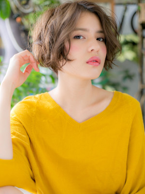 アンニュイ顔…前下がりくせ毛風エアリーボブ　アッシュオリーブ