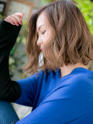 抜け感アシンメトリーくせ毛風波巻きウェーブ　アッシュオリーブ