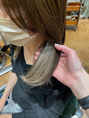 どんなファッションにも合わせやすい　ベージュインナーカラー