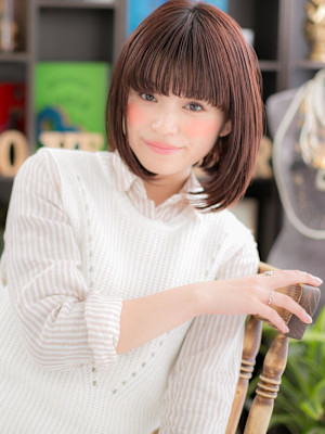 大人かわいいピンクグレージュ前下がりボブ　ぱっつん前髪