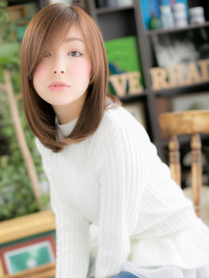 斜めバング透け感小顔暖色系カラーロングボブ　シルキーベージュ