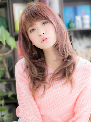 斜めバングピンクカラー前下がりストカール　ニュアンスカラー