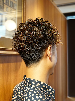 強めのパーマスタイル