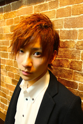 前髪の重さを生かした縦長クールショート