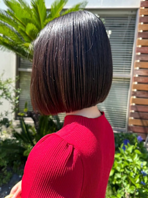 切りっぱなし　前下がりボブ　暗めグレージュカラー