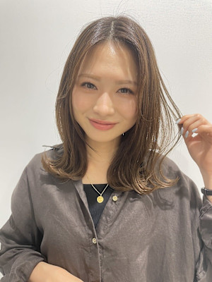 センターパート外ハネスタイル