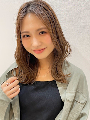 センターパート外ハネくびれミディアム