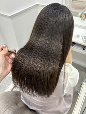 縮毛矯正でツヤツヤ真っ直ぐなヘアに＊まゆ