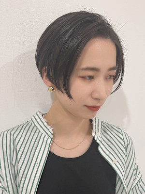 センターパートショートヘア
