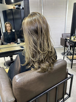 外国人風バレイヤージュ　ハイライトカラー　アッシュベージュ