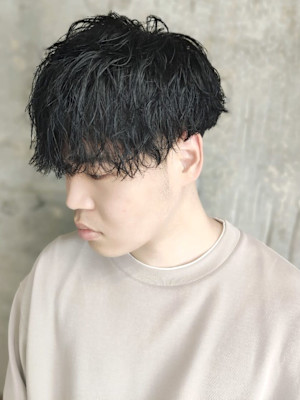 ツイスパ　ハイライト　ツーブロック　マッシュ　黒髪　束感