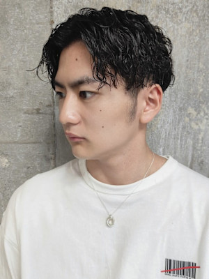 ツイストスパイラルパーマ　マッシュ　ツーブロック　黒髪　束感