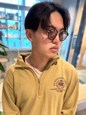 センターパート　ダークアッシュ　メンズカット　ツーブロック