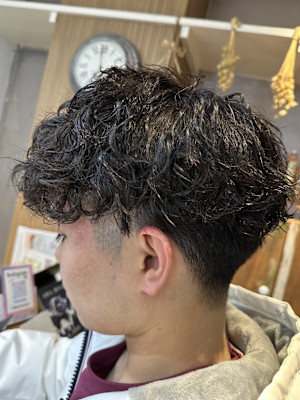 波巻きパーマ　ウェーブパーマ　刈り上げツーブロックマッシュ