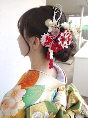 着物アレンジ　上品シニヨンアレンジ　つまみ細工　お花