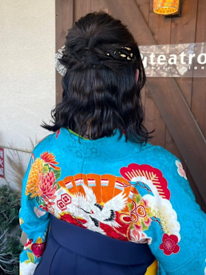 着物アレンジ　袴　コテ巻きハーフアップ　金箔