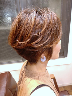 大人ショートボブ　レイヤー　ハイライト　オレンジベージュ