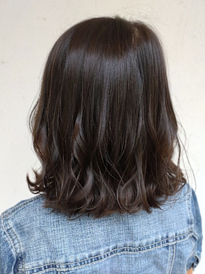 巻き髪ミディアム　オリーブアッシュ　ダークブラウン