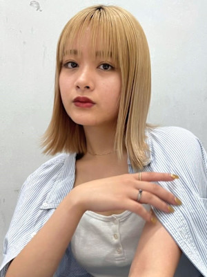 切りっぱなしボブ　アッシュブロンド　シースルーバング　外ハネ